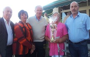 Patton du comité 03/06/2012 - vainqueurs sans 2ème série majeure - Pierre LEVERT, Chantal ROBREAU, et Marif PASCALON...derrière le trophée